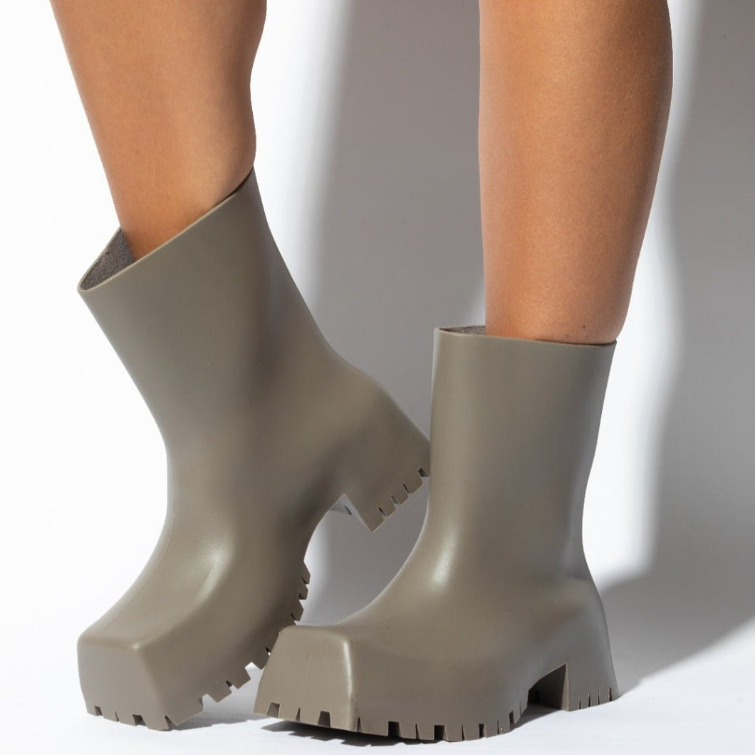 GREY CHUNKY WET BOOTS